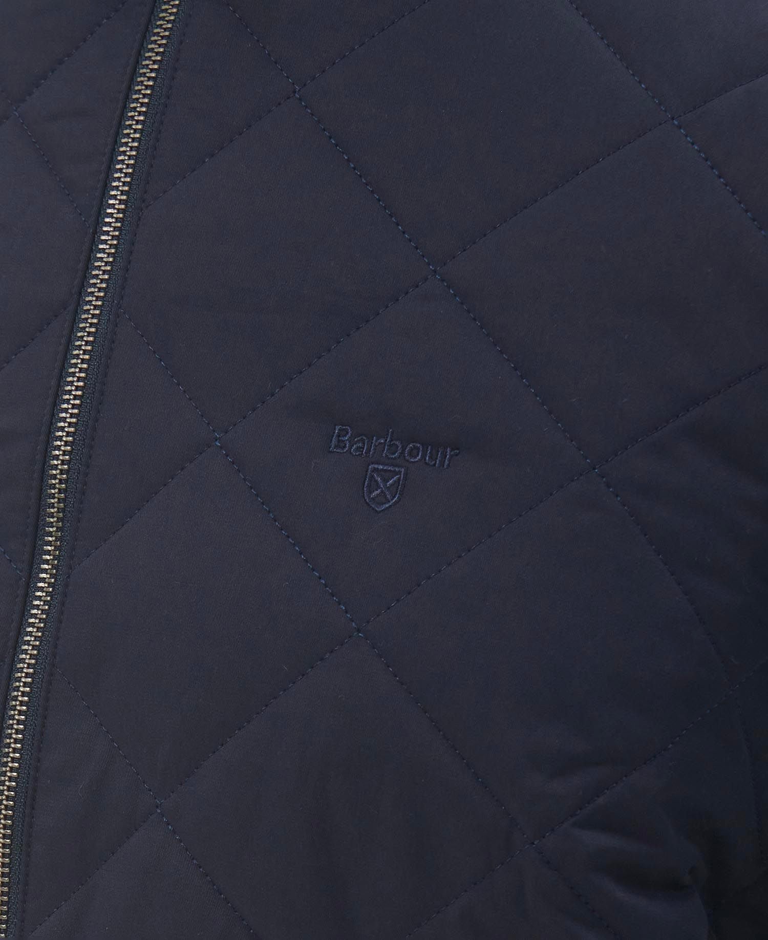 Essential Box Quilt Gilet NAVY
A must-have layering piece for outdoor enthusiasts and city dwellers alike, the Barbour Essential Box Quilt Gilet combines padded warmth to the front with a stylish wool-blend panel to the reverse. With a lightly brushed finish and logo embroidery to the chest, it delivers a premium look from the waist up. BARBOUR