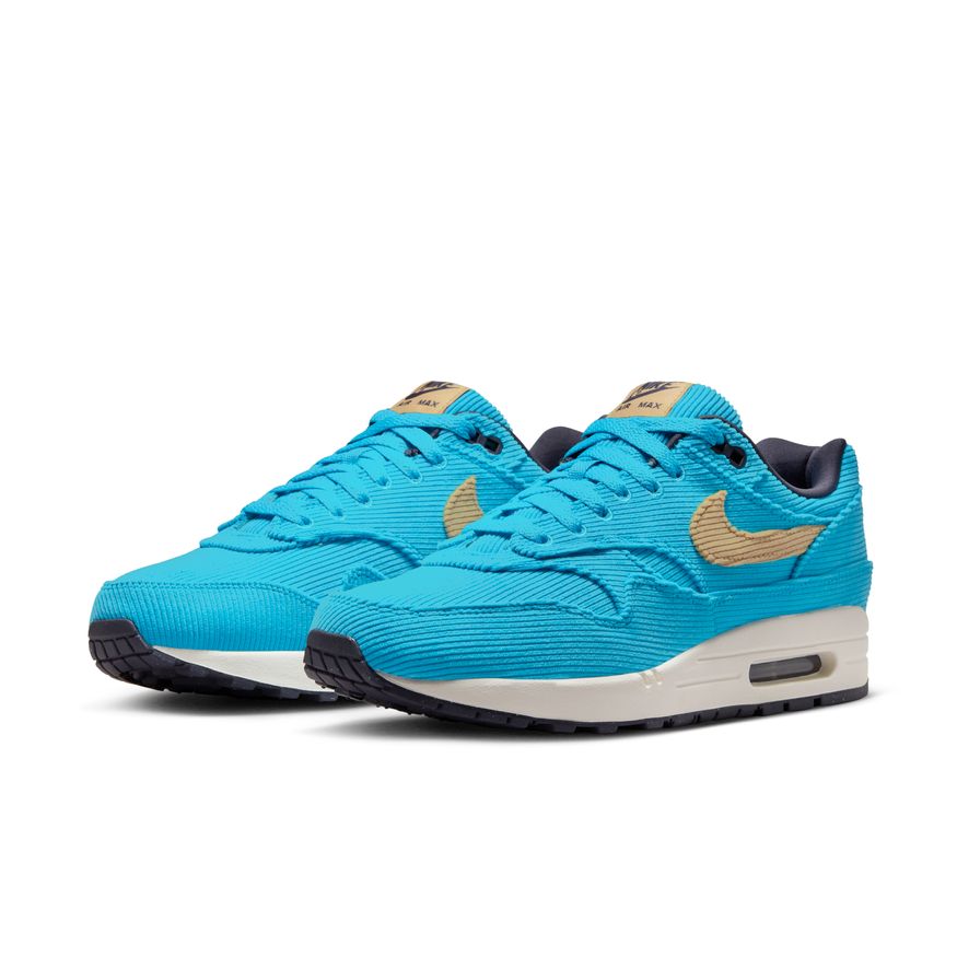 Nike Air Max 1 PRM BALTIC BLUE/ SESAME GRIDIRON
Blending the perfect amount of casual, Sunday-morning style with some quaint countryside flair, it punches straight through any &quot;boring professor&quot; misconceptions with an ocean of Baltic Blue. Step on in and let &#39;em whisk you away. NIKE FOOTWEAR