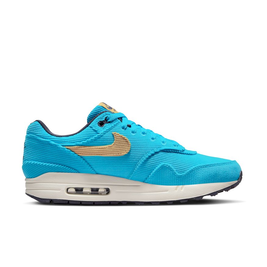 Nike Air Max 1 PRM BALTIC BLUE/ SESAME GRIDIRON
Blending the perfect amount of casual, Sunday-morning style with some quaint countryside flair, it punches straight through any &quot;boring professor&quot; misconceptions with an ocean of Baltic Blue. Step on in and let &#39;em whisk you away. NIKE FOOTWEAR