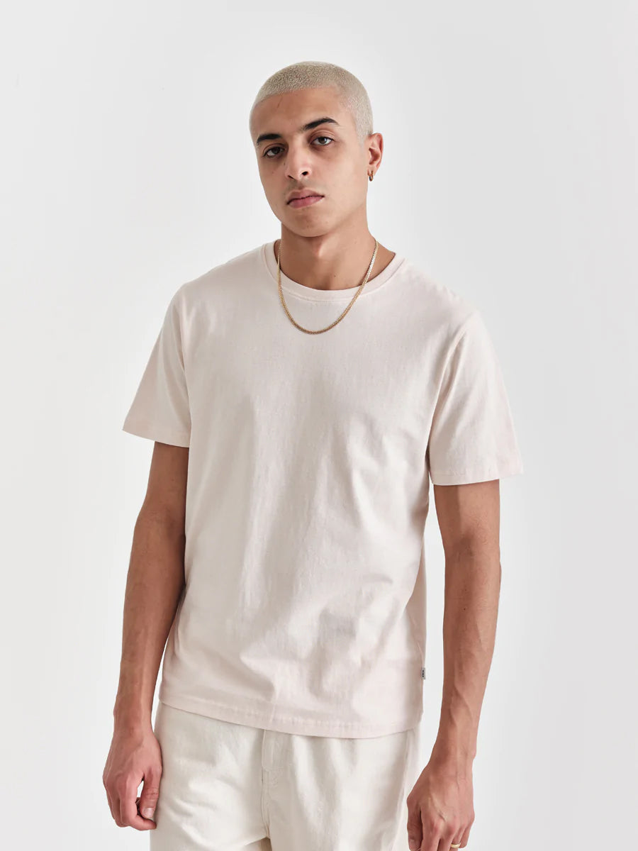 Reid Short Sleeve T-Shirt PINK
Made from organic cotton, the Reid is the ultimate basic tee for everyday use. Cut for a regular fit.

100% organic cotton
180 GSM midweight single jersey
Regular fit
Garment dyed fabric
 WAX LONDON
