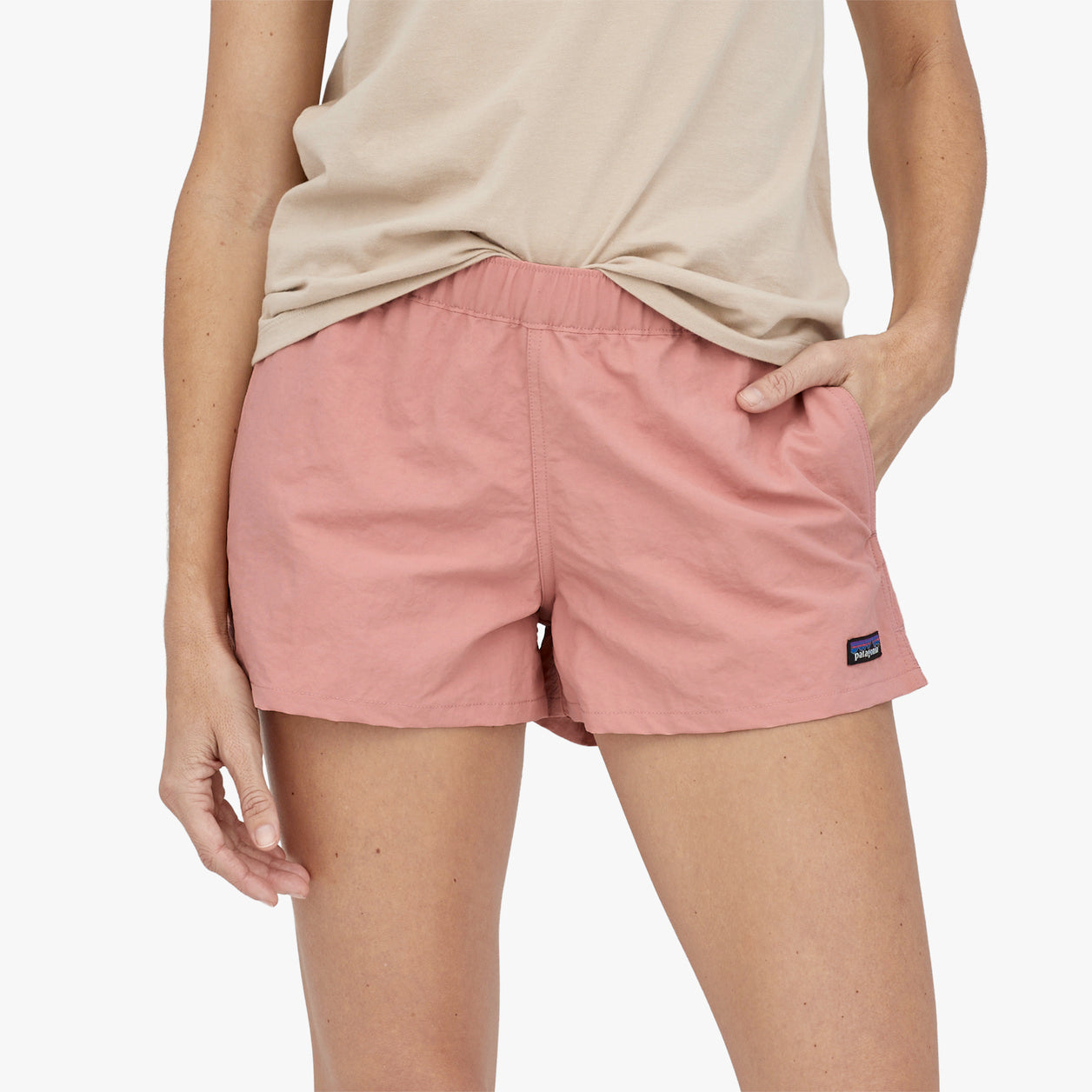 W&#39;s Barely Baggies 2 1/2&quot; SUNFADE PINK
Rugged, multifunctional shorts designed for use in and out of the water, made of quick-drying 100% recycled nylon with a DWR (durable water repellent) finish. Inseam is 2.5&quot;. Fair Trade Certified™ sewn. PATAGONIA