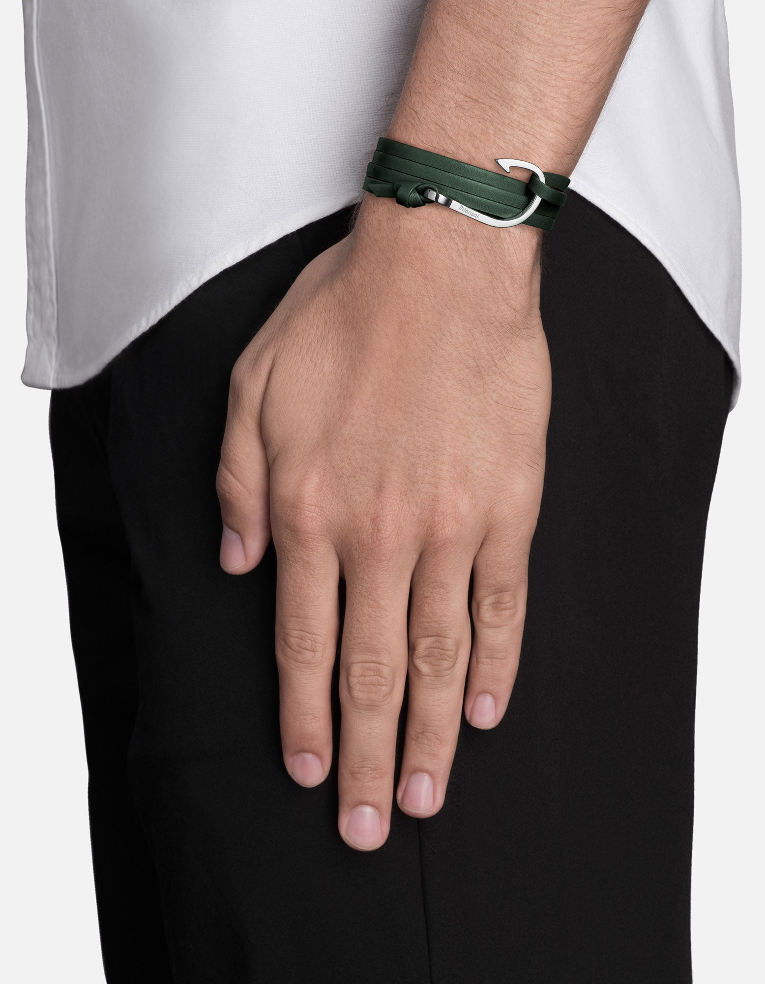 Hook on Leather VERDE
The Hook on Leather Bracelet features our signature maritime grade nylon rope and is secured with a polished silver hook. This classic Miansai go to is a summer essential that is the perfect way to give your look an elevated aesthetic. MIANSAI