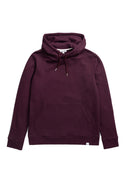 NORSE PROJECTS Vagn Classic Hood BURGUNDY
A slim fitting hoodie with set-in sleeves and cut in a regular fit with a diagonal, loopback organic cotton fleece. Featuring an adjustable, double-layer drawstring hood with metal aglets, kangaroo pocket and finished with ribbing at the cuffs and hem.Style-no: N20-1276— 100% organic cotton— 400 GSM — Slim fit — Made in Portugal