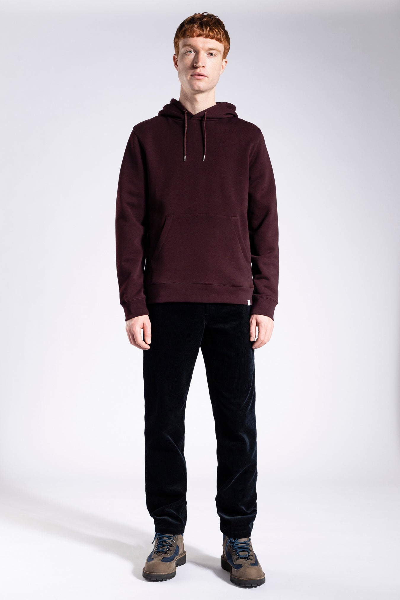 Vagn Classic Hood BURGUNDY
A slim fitting hoodie with set-in sleeves and cut in a regular fit with a diagonal, loopback organic cotton fleece. Featuring an adjustable, double-layer drawstring hood with metal aglets, kangaroo pocket and finished with ribbing at the cuffs and hem.Style-no: N20-1276— 100% organic cotton— 400 GSM — Slim fit — Made in Portugal NORSE PROJECTS
