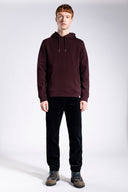 NORSE PROJECTS Vagn Classic Hood BURGUNDY
A slim fitting hoodie with set-in sleeves and cut in a regular fit with a diagonal, loopback organic cotton fleece. Featuring an adjustable, double-layer drawstring hood with metal aglets, kangaroo pocket and finished with ribbing at the cuffs and hem.Style-no: N20-1276— 100% organic cotton— 400 GSM — Slim fit — Made in Portugal